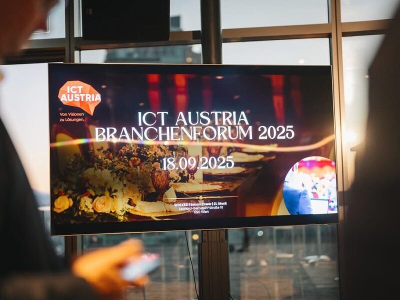 Wolke 21, ein wohlgewählter Ort, um gemeinsam auf den Zustand der Welt zu blicken. Der Saturn Tower gleichsam als Hochsitz, um am gesellschaftlichen Horizont das Herannahende zu erkennen. Ein 360° Krähennest, um uns und in uns zu schauen.